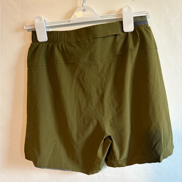 💚 Lululemon Men’s Army Green Pace Breaker Short 💚 - Picture 2 of 3